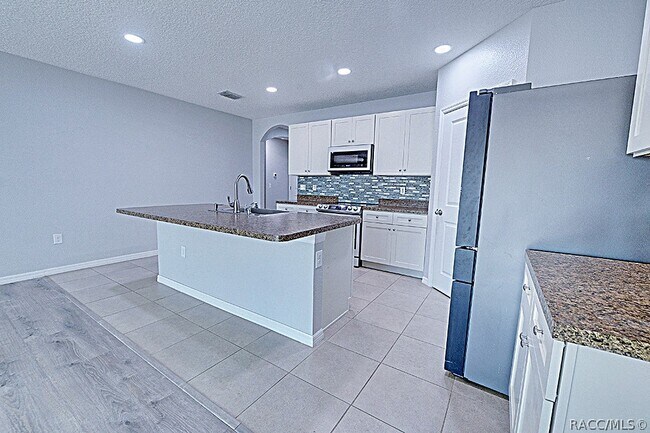 Building Photo - 320 W Runyon Loop