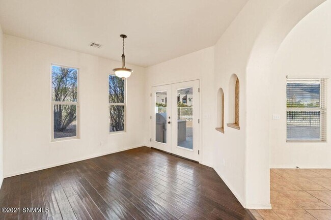 Building Photo - $500 off first months rent, Beautiful Home...