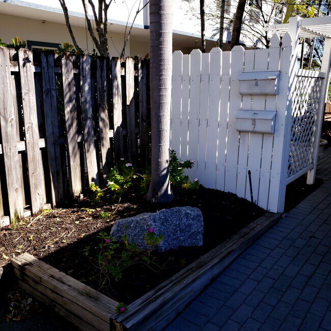 Building Photo - 832 NE 16th Ter