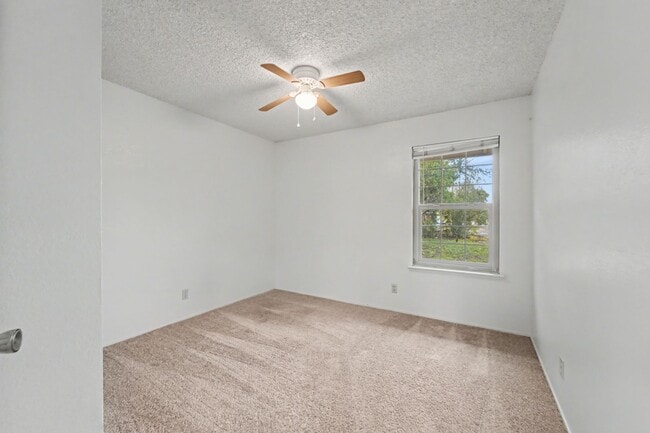 Building Photo - Sweet 3-Bedroom With a Fireplace Vibe