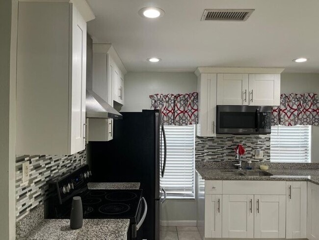 Building Photo - Beautiful 3BR Home in Central Tampa – Move-In Ready!