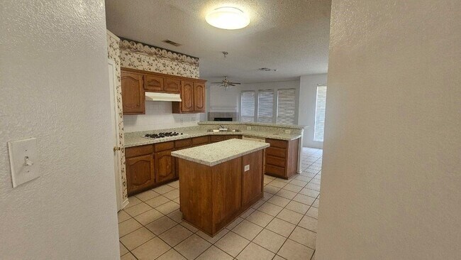 Building Photo - 2100 Cantura Dr