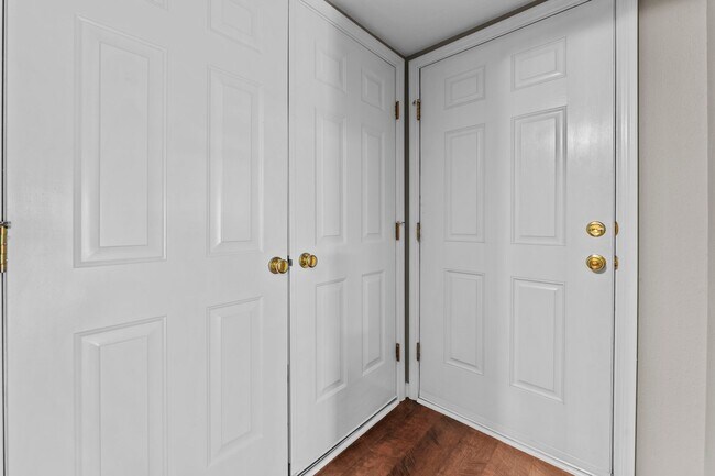 Building Photo - 1943 Greenpoint Dr