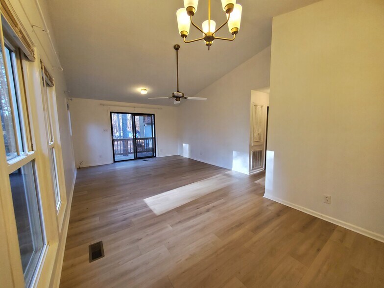 Building Photo - 3 Baytree Ct