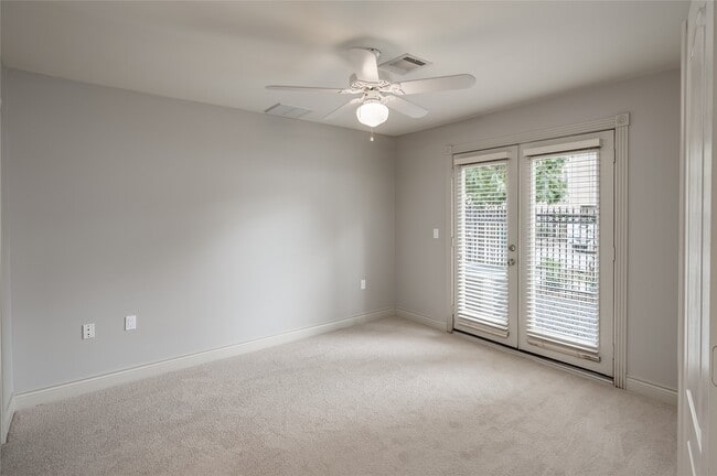 Building Photo - 315 Sandman St