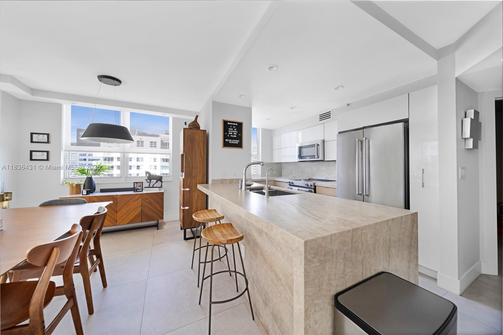 Building Photo - 1155 Brickell Bay Dr