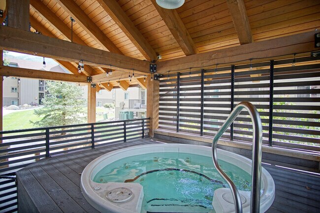 Building Photo - 2875 Village Dr