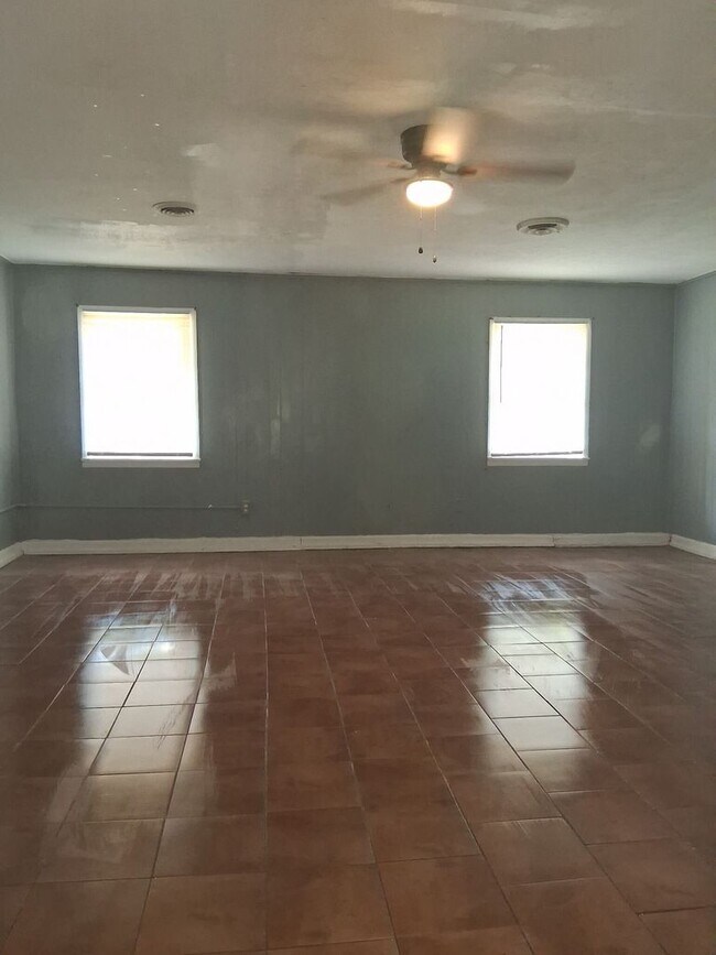 Building Photo - 1215 Garden Park Dr
