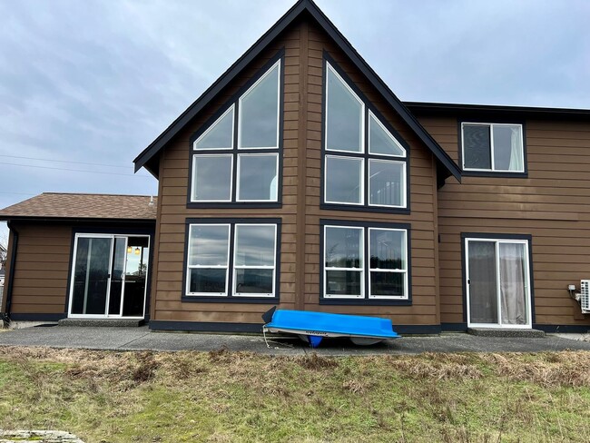 Building Photo - Waterfront 2 Bedroom Home in Ferndale!