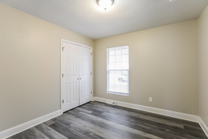 Building Photo - 1308 SE Knights Bridge