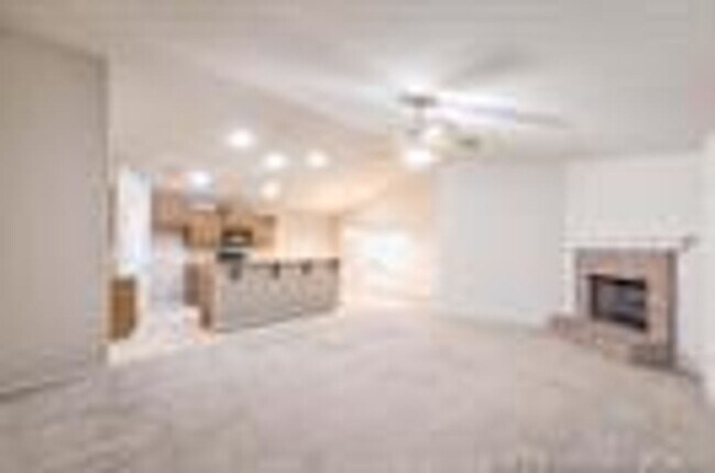 Building Photo - Well maintained home in a great location w...