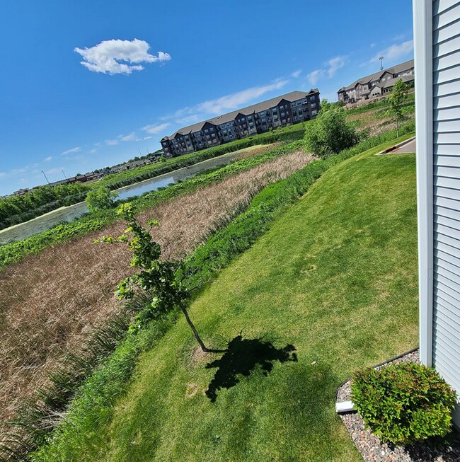 Building Photo - Beautiful 4bed 3.5bath End Unit Townhome With Walk-Out Basement!