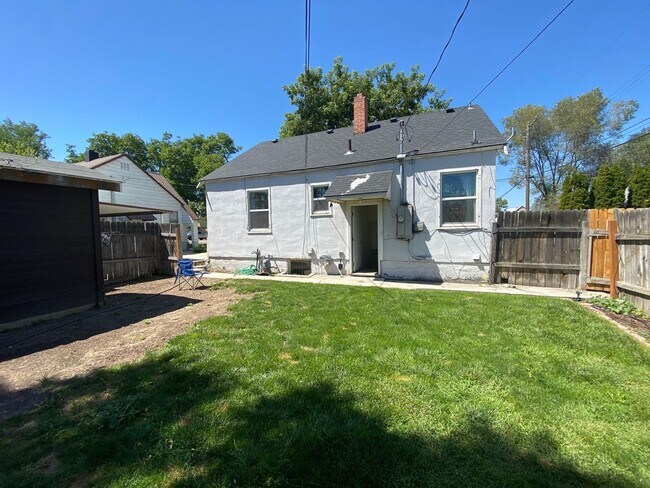 Building Photo - Duplex Close To Everything