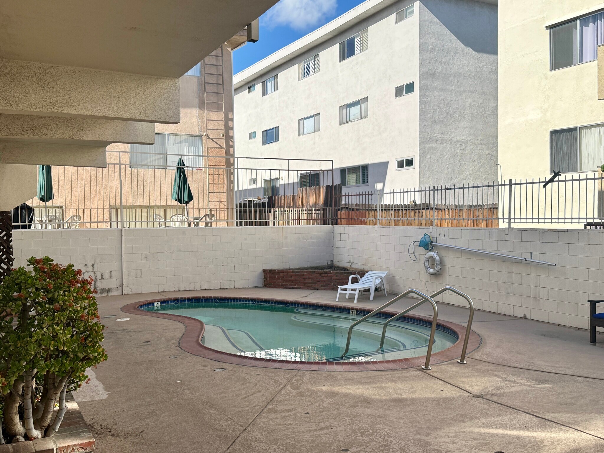 Building Photo - 5320 Zelzah Ave