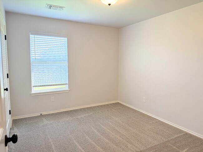 Building Photo - 18600 Luna Dr