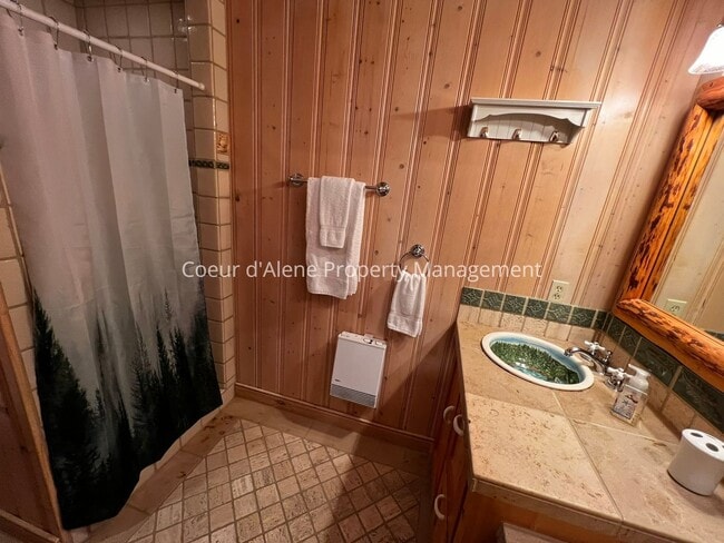 Building Photo - One of a kind cottage near Hayden Lake Country Club