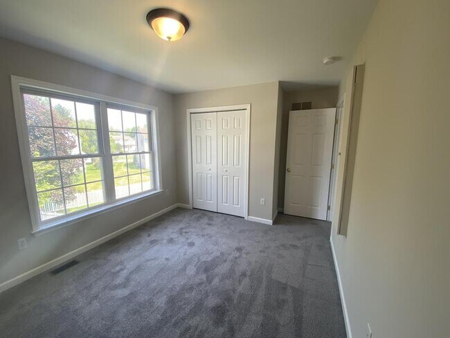 Building Photo - 517 E Linden St