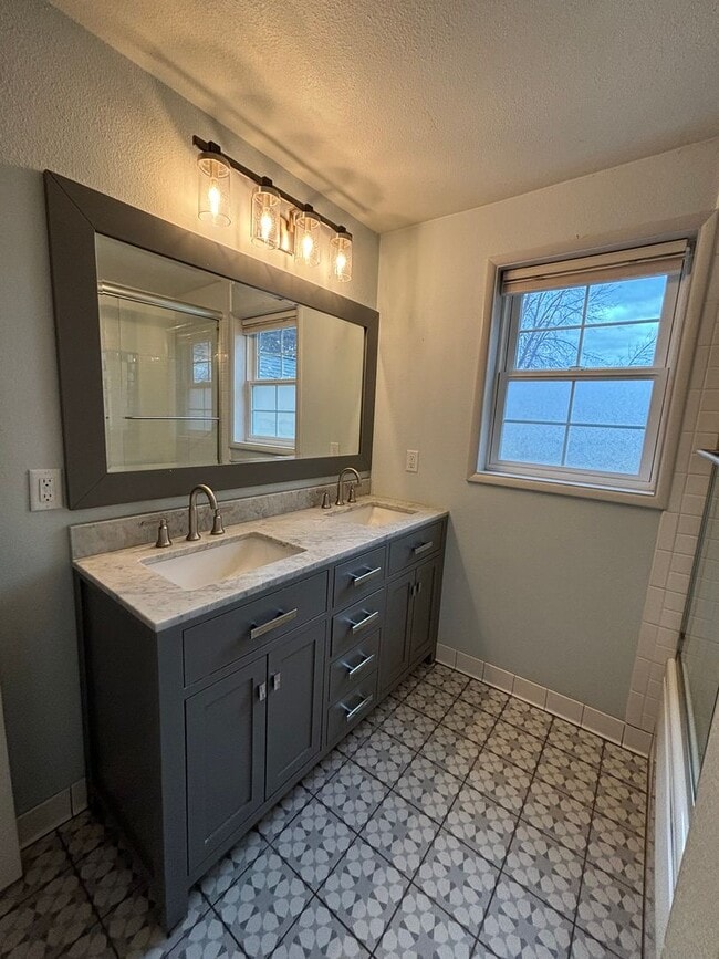 Building Photo - Spacious 4BR, 2.5BA home on 1.3 acres in Orchard Homes