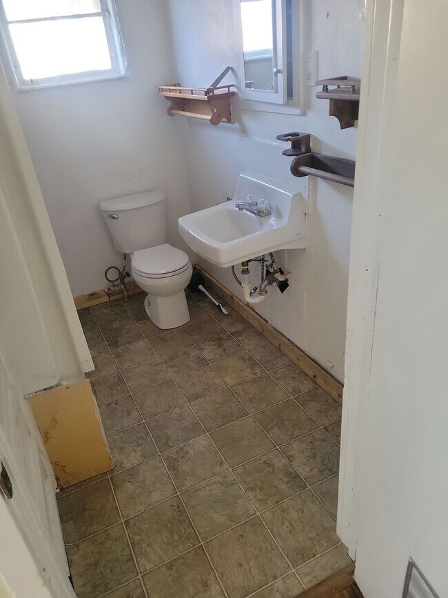 Building Photo - 905 N Lincoln Ave