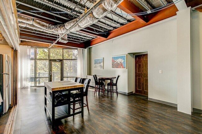 Building Photo - 1006 Houston St