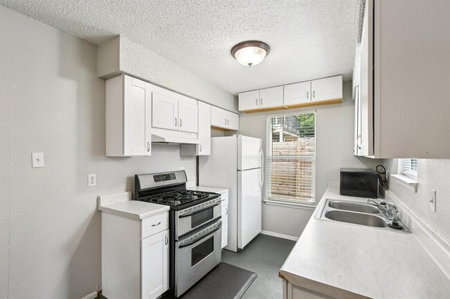 Building Photo - 8400 Sequoia Dr