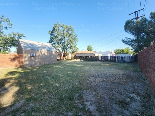 Building Photo - Charming 2 bedroom, 1 bathroom house near ...