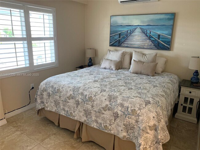 Building Photo - 112 Captains Ct