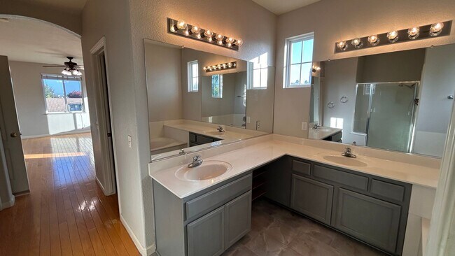 Building Photo - Just listed