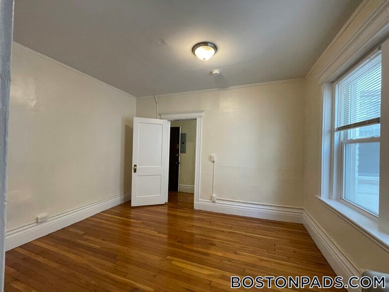 Building Photo - 1111 Beacon St