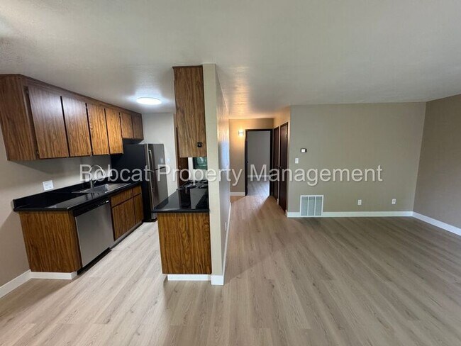 Building Photo - 400 S Saliman Rd