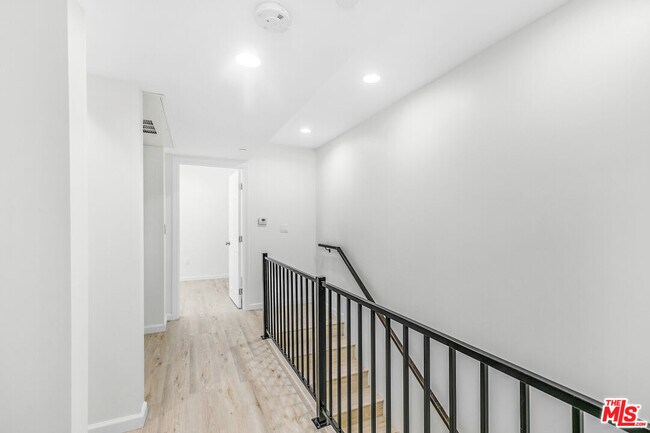 Building Photo - 1409 N Hobart Blvd
