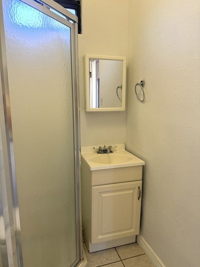 Building Photo - 206 Cornell Dr SE