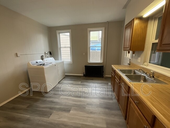 Building Photo - 415 N Pitt St