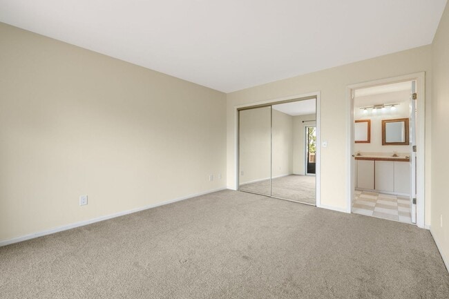 Building Photo - 2-Bedroom, 2-Bathroom Condo with Stunning Downtown Views