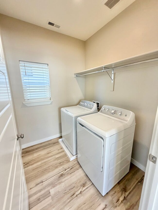 Building Photo - Beautiful 3 Bedroom Home In Desert Color!