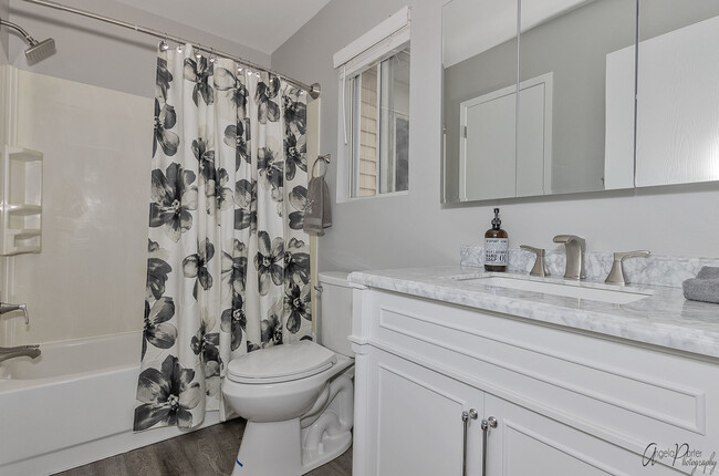 Building Photo - 511 Le Parc Cir