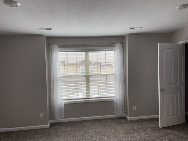 Building Photo - Gated Sango Townhome- Prime Location for Commutes