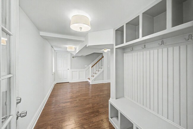 Building Photo - Beautiful 4BD/3.5BA home in the heart of Green Hills.