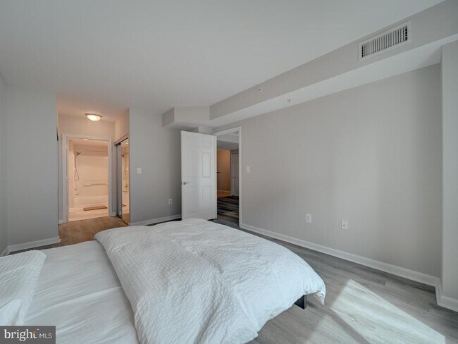 Building Photo - 3101 N Hampton Dr