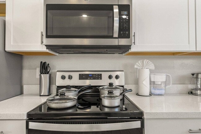 Building Photo - 6612 W Paradise Ln