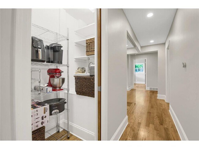 Building Photo - 3465 Deephaven Ave