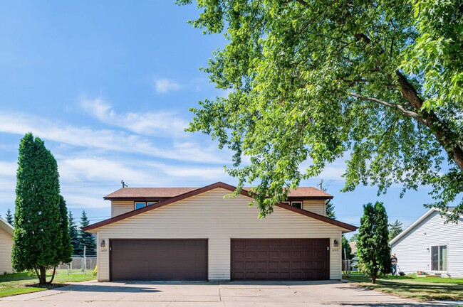 Building Photo - 1207 W Ridgeview Dr