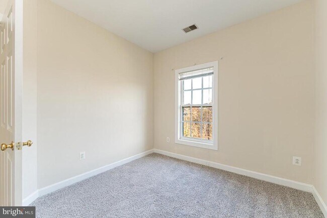 Building Photo - 3874 Carriage Hill Dr