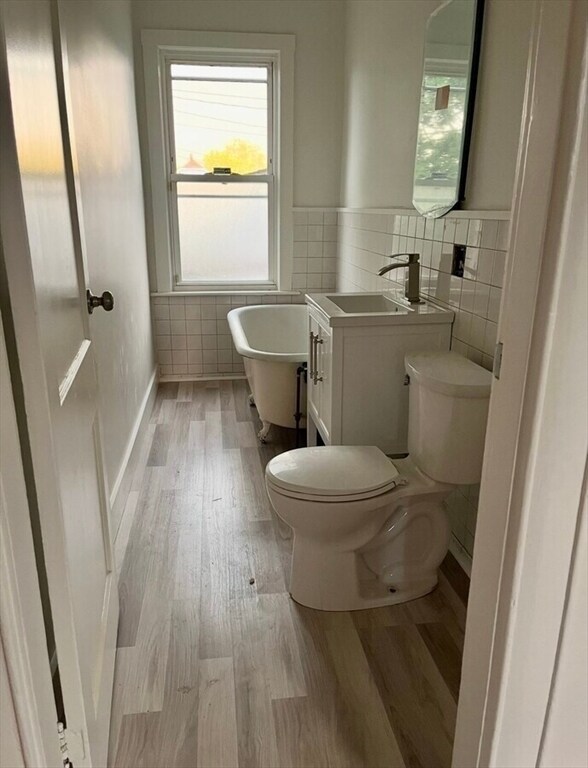 Building Photo - 10 Baylies St