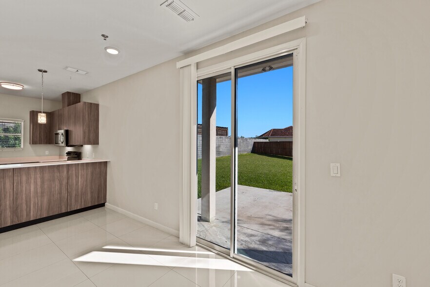 Building Photo - 1021 E La Cantera Ave