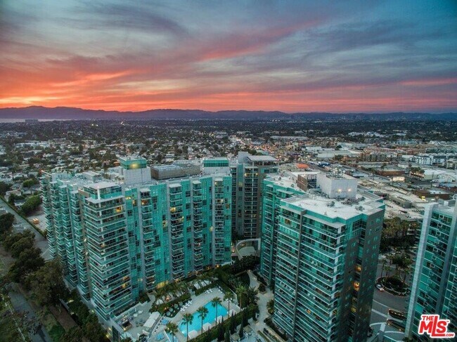 Building Photo - 13700 Marina Pointe Dr
