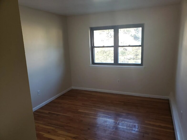 Building Photo - 401 US-22