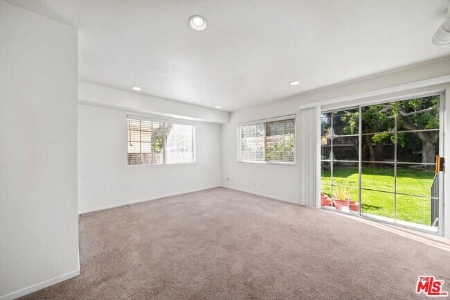 Building Photo - 1453 S Durango Ave