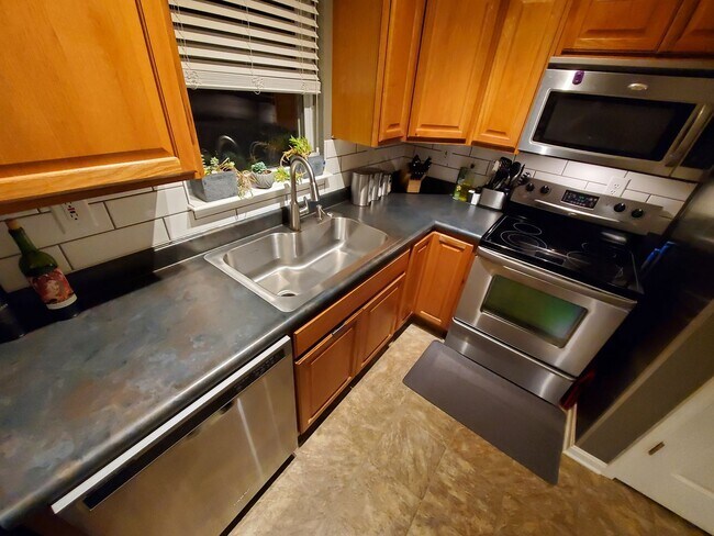 Building Photo - Beautiful Brick Ranch Home  Located in Spring Falls Neighborhood