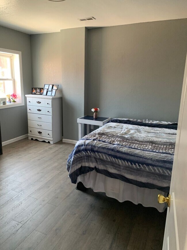 Building Photo - 903 E Cason st